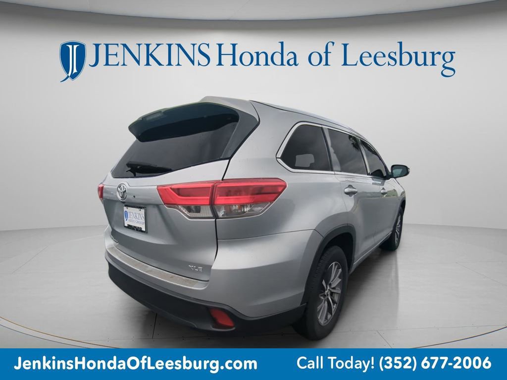 Used 2017 Toyota Highlander XLE FWD image 3
