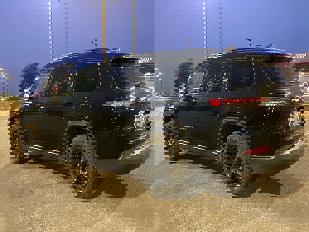 Used 2023 Jeep Grand Cherokee L Laredo image 7