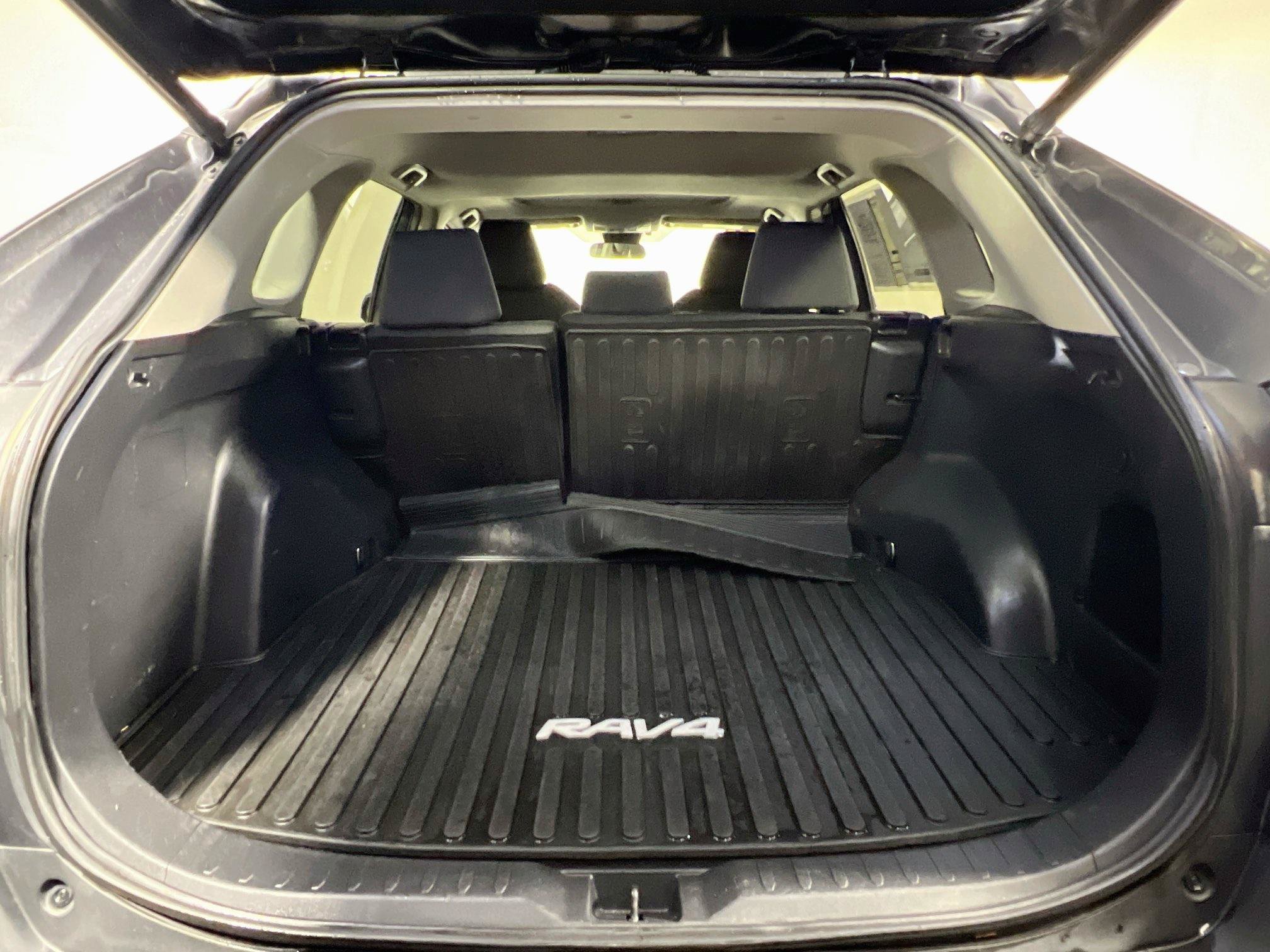 Used 2019 Toyota RAV4 XLE w/ Convenience Package FWD image 33