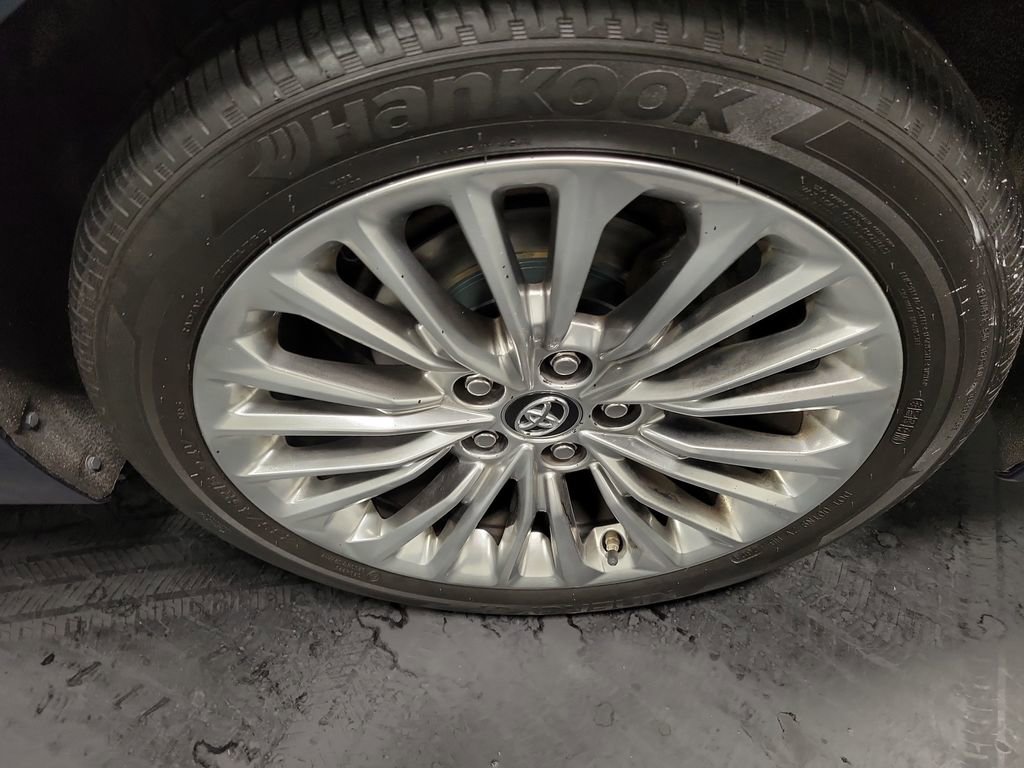 Used 2019 Toyota Avalon Limited image 10