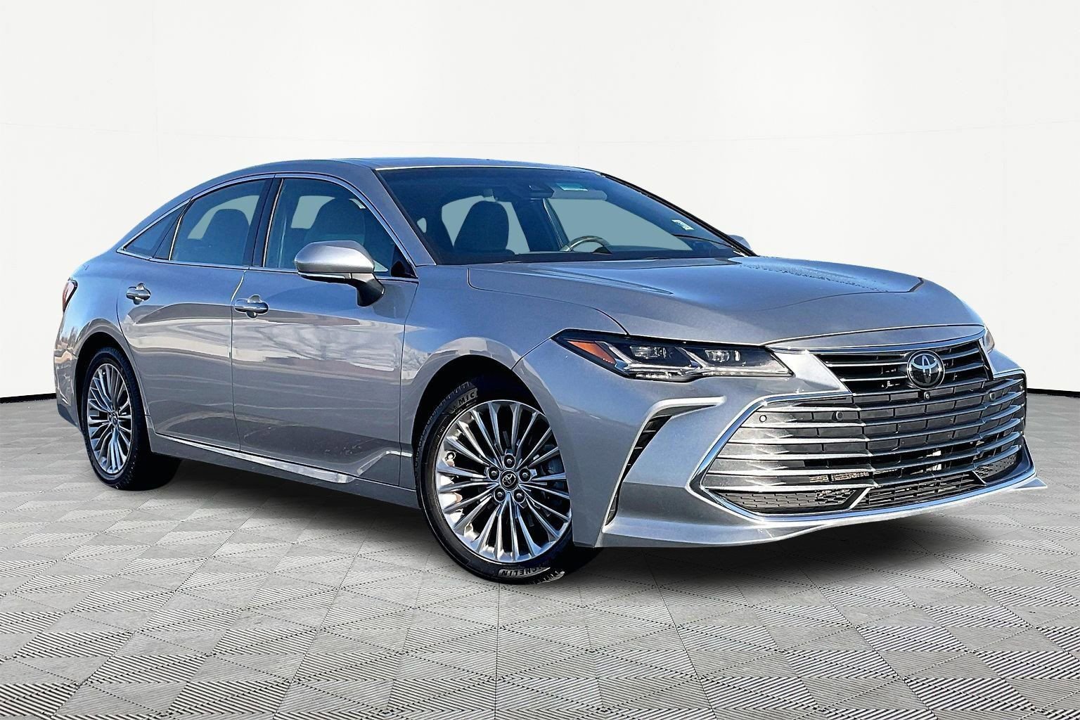Used 2019 Toyota Avalon Limited w/ Advanced Safety Package image 1