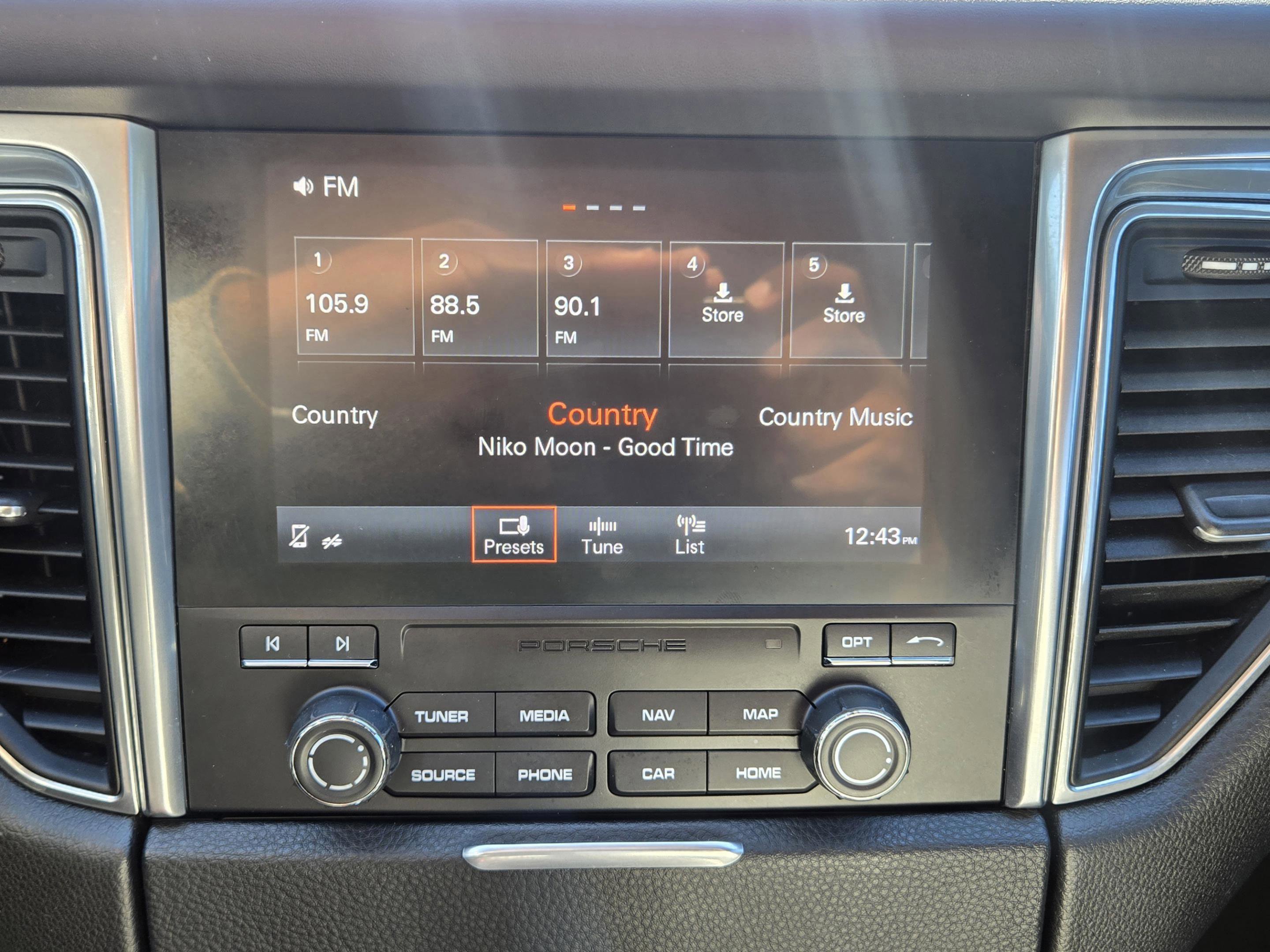 Used 2018 Porsche Macan Turbo image 12