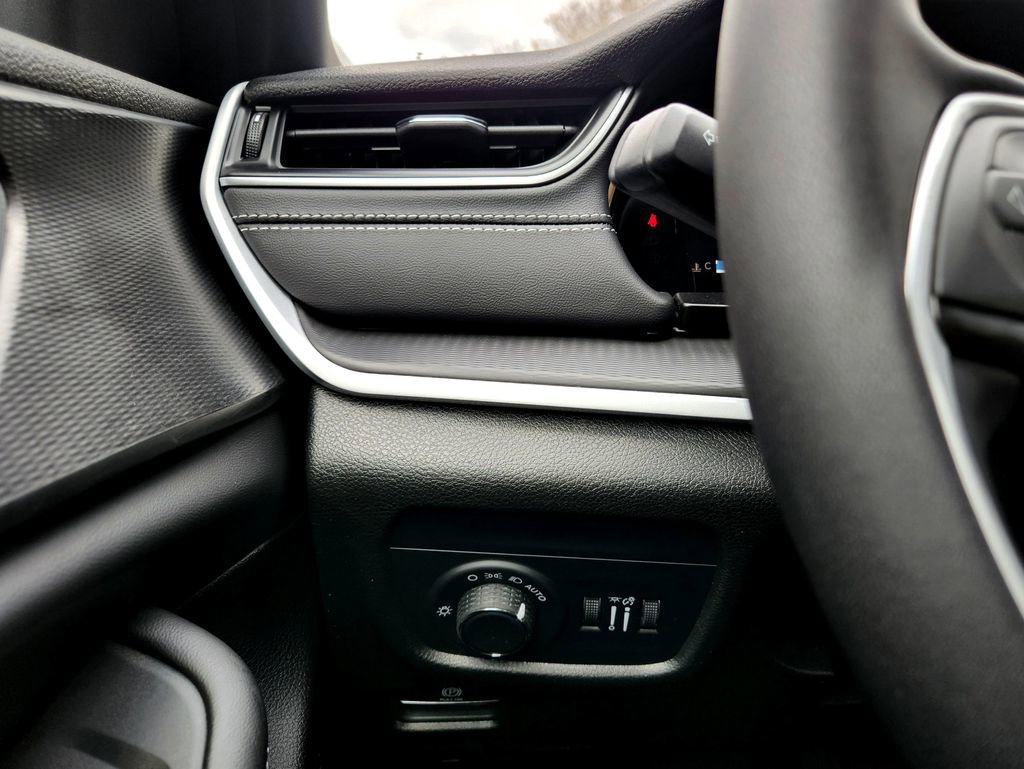 New 2025 Jeep Grand Cherokee L Laredo image 11