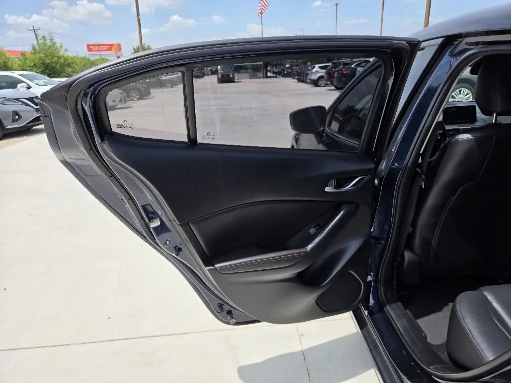 Used 2018 MAZDA MAZDA3 Touring FWD image 15