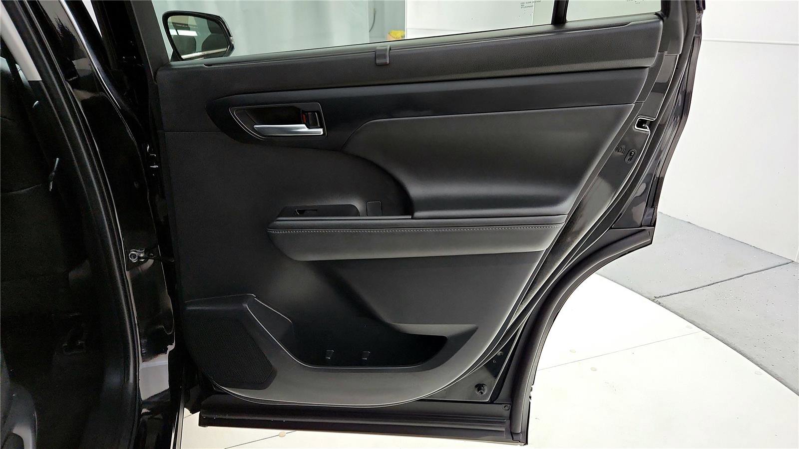 Used 2024 Toyota Highlander XLE image 19