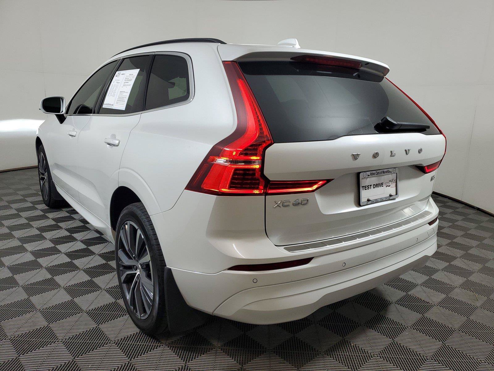 Used 2022 Volvo XC60 B5 Momentum w/ Climate Package FWD image 4