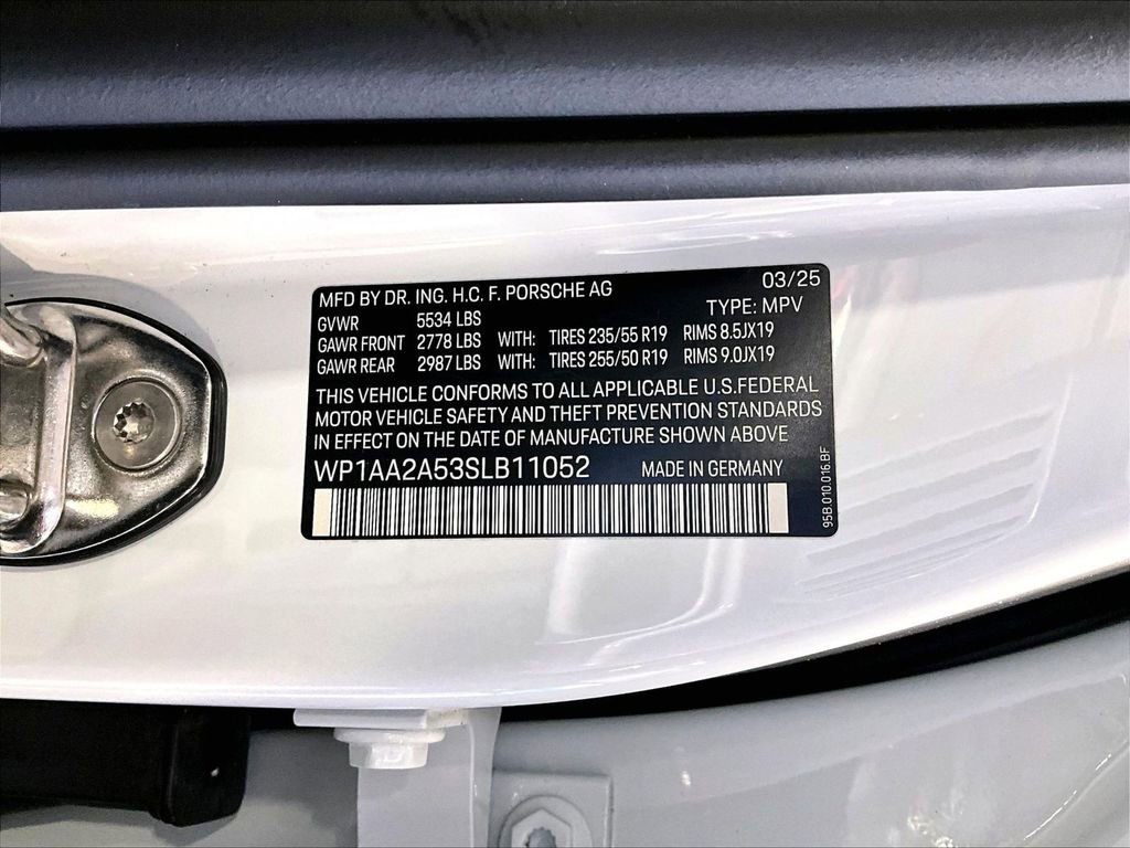 Used 2025 Porsche Macan AWD/4WD image 35