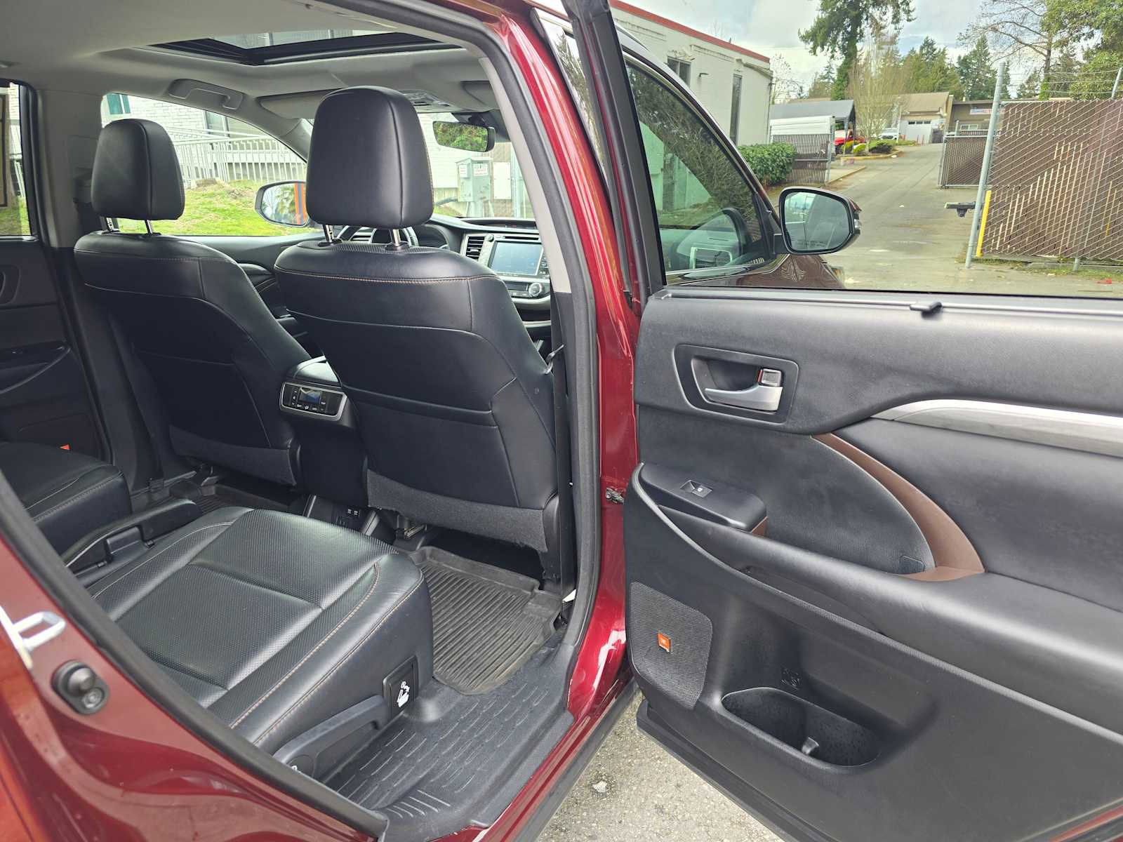 Used 2017 Toyota Highlander Limited image 13