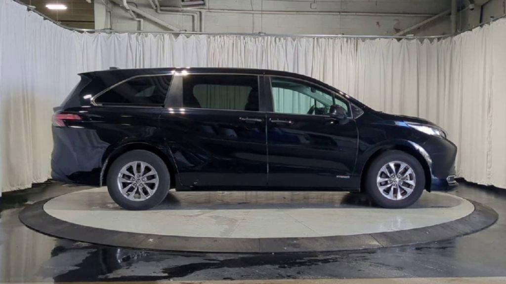 Used 2021 Toyota Sienna XLE FWD image 11