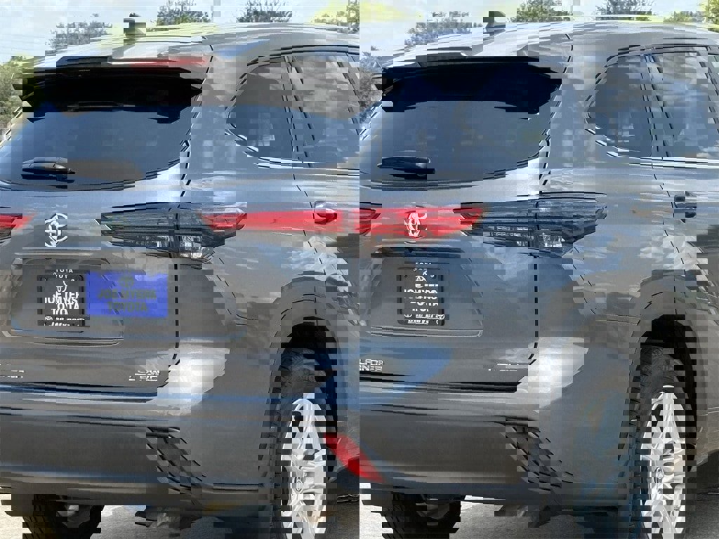 Used 2023 Toyota Highlander LE image 7