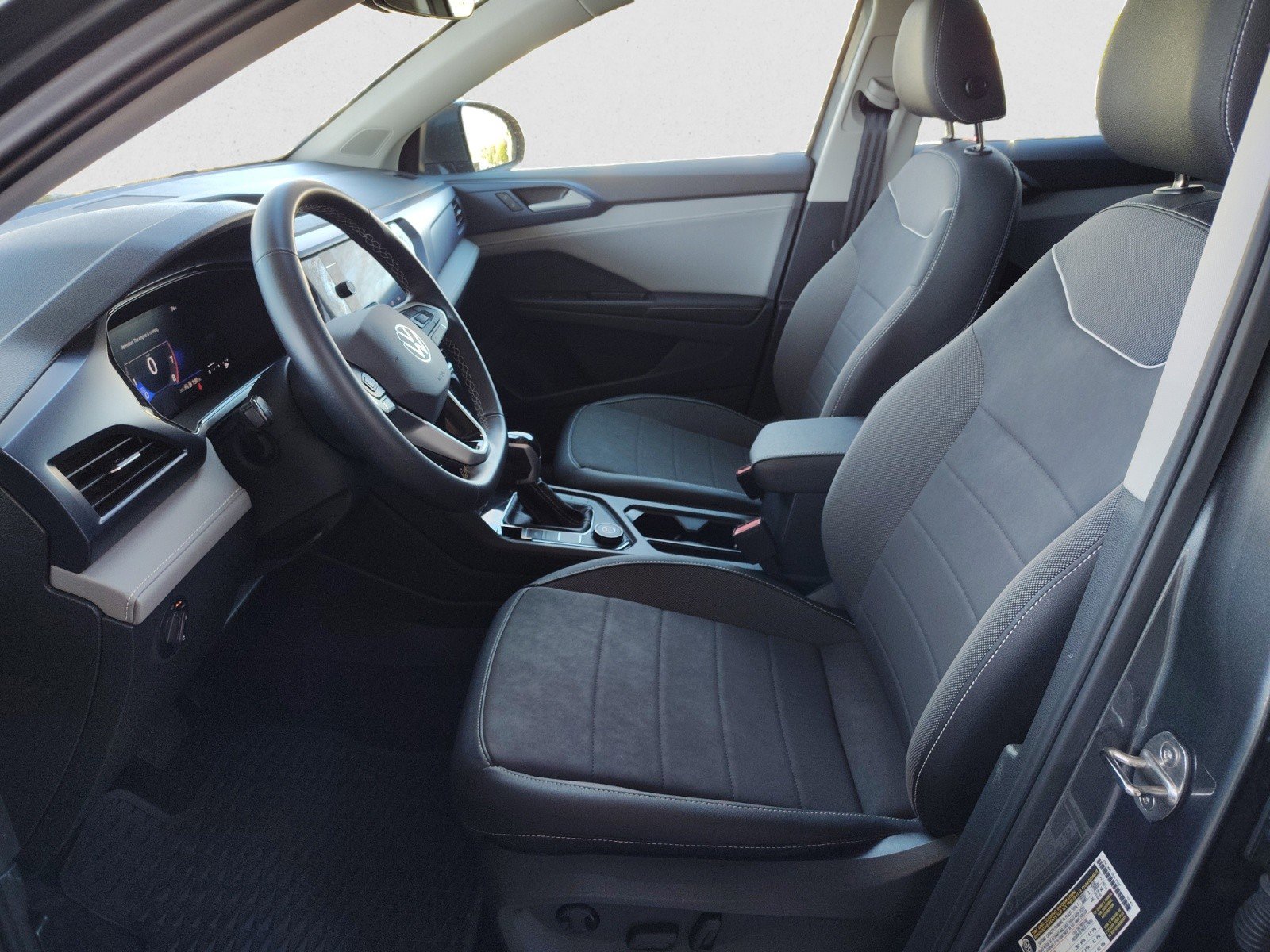 Used 2024 Volkswagen Taos SE w/ Panoramic Sunroof Package image 10