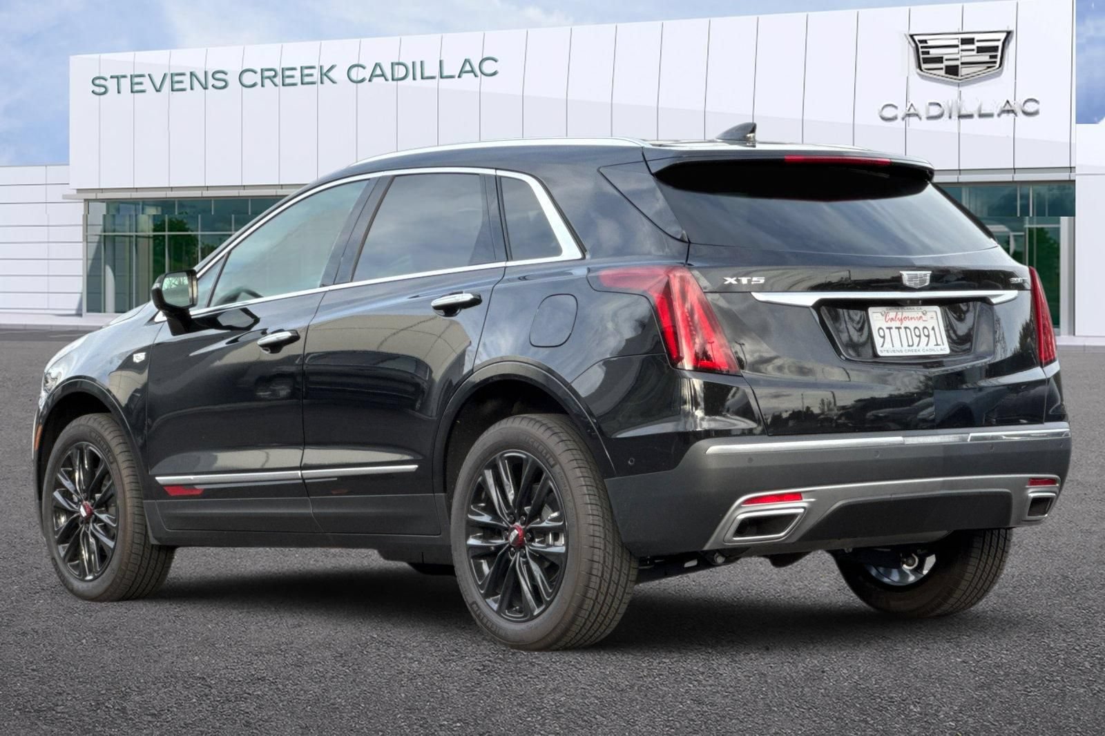 Used 2025 Cadillac XT5 Premium Luxury w/ LPO, Red Accent Package FWD image 5