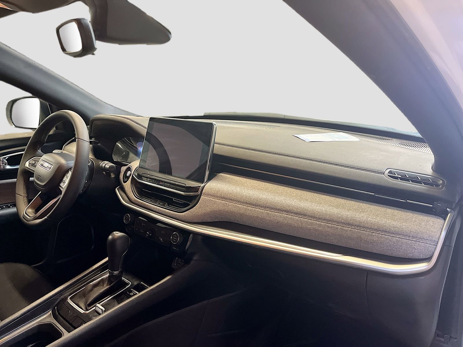 Used 2024 Jeep Compass Latitude w/ Altitude Special Edition image 27