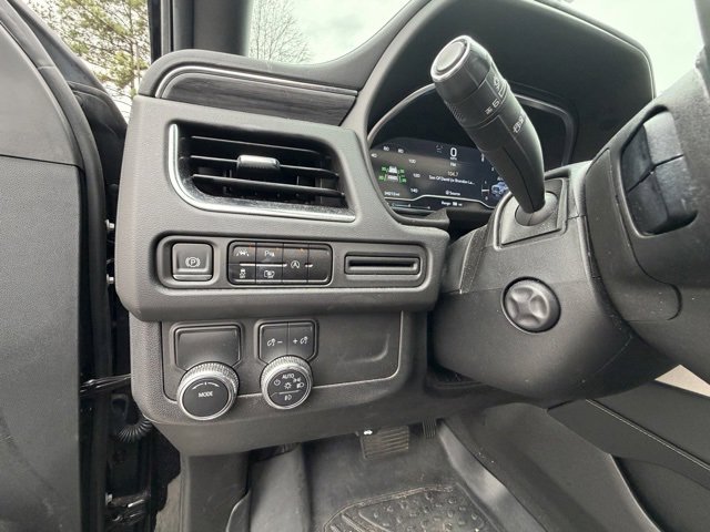 Used 2024 GMC Yukon XL SLT w/ SLT Luxury Package image 13