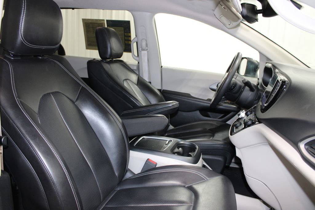 Used 2023 Chrysler Pacifica Touring-L FWD image 33