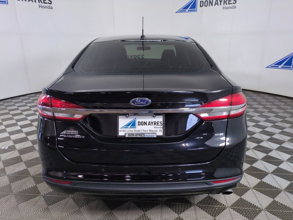 Used 2018 Ford Fusion SE w/ Fusion SE Technology Package FWD image 4