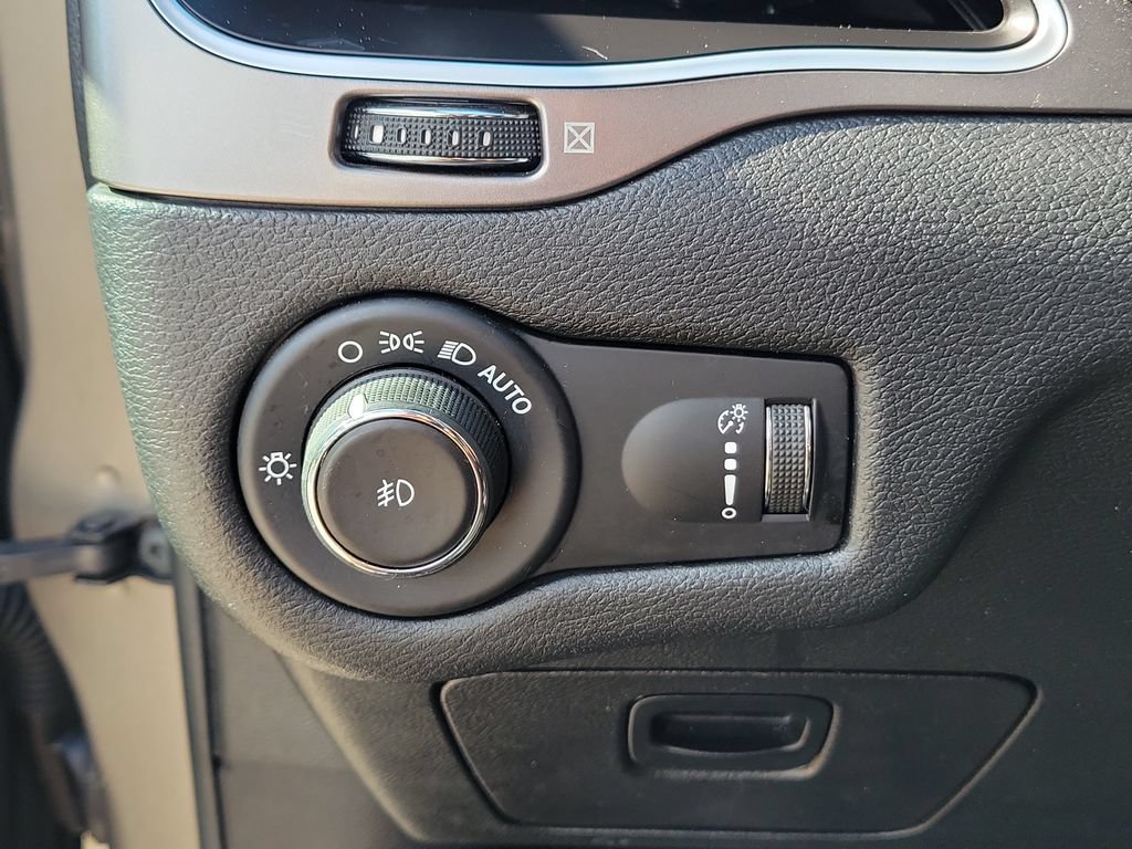 Used 2019 Jeep Cherokee Latitude w/ Popular Appearance Group FWD image 19