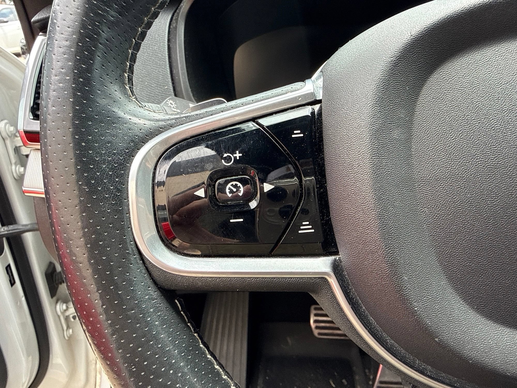 Used 2018 Volvo XC90 T5 R-Design w/ Convenience Package FWD image 12