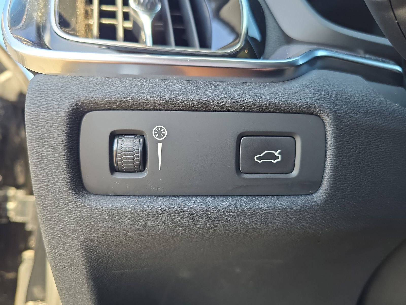 Used 2019 Volvo S60 T5 Momentum w/ Premium Package image 21