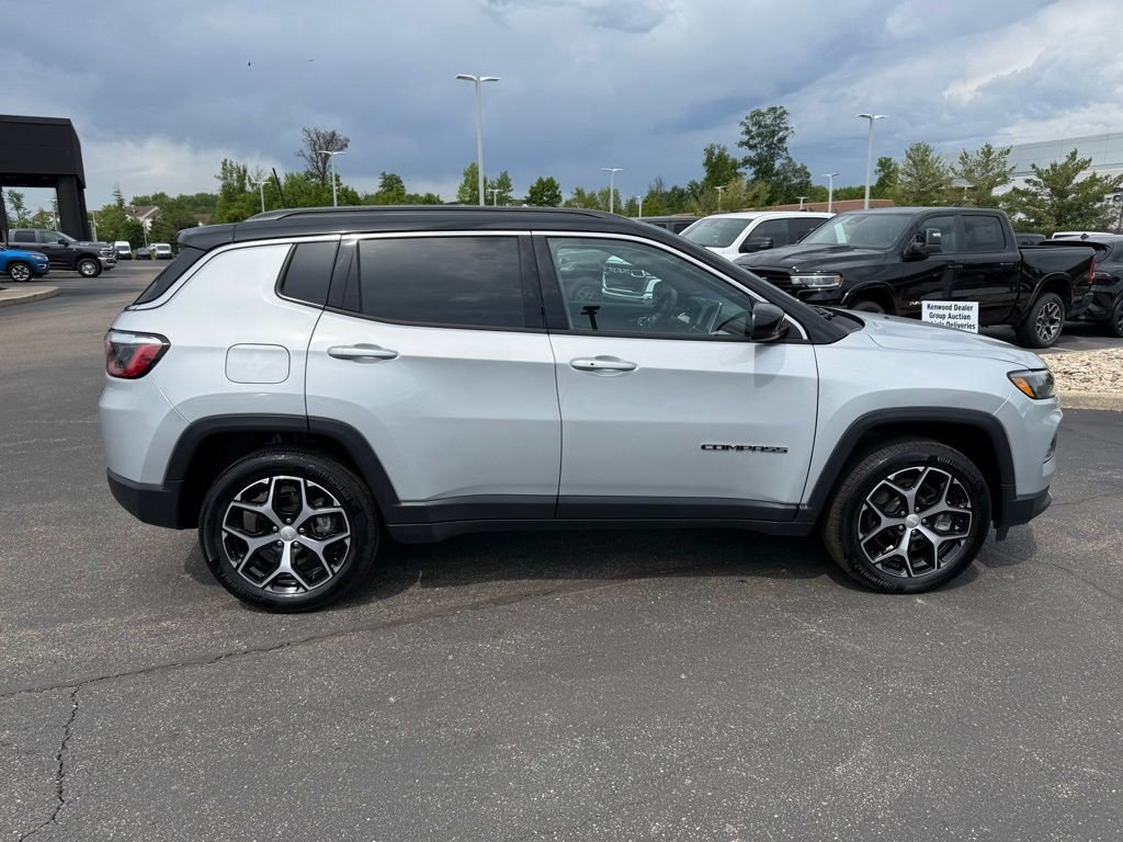 Used 2024 Jeep Compass Limited AWD/4WD image 2