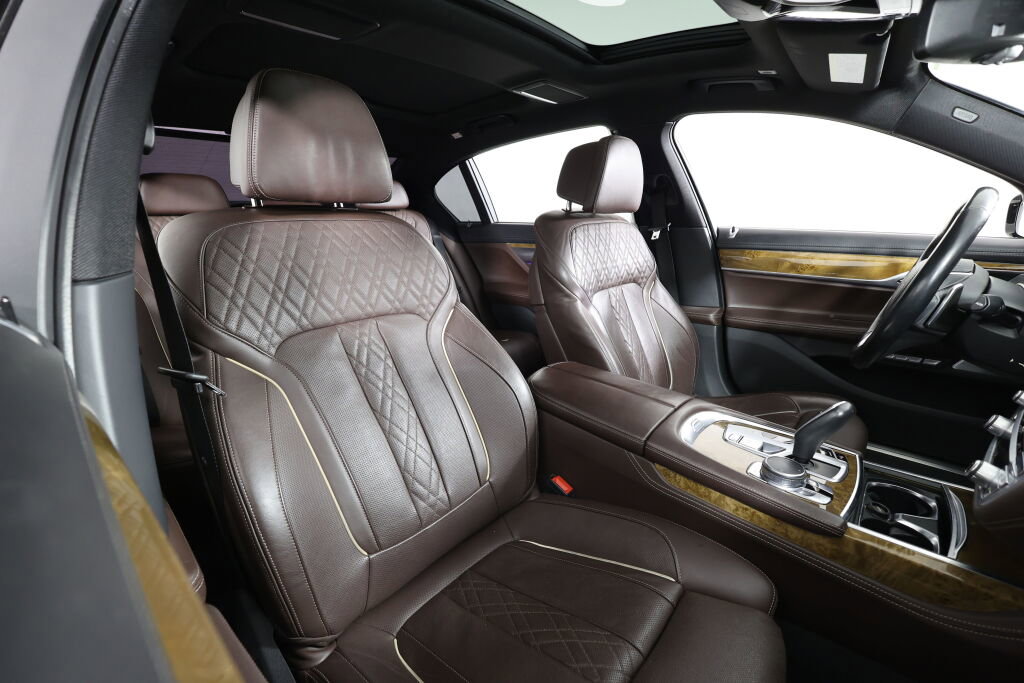 Used 2016 BMW 740i image 26