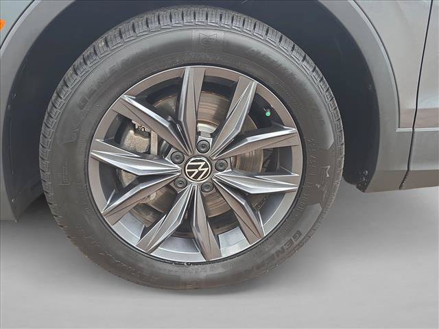 Certified 2022 Volkswagen Tiguan SE FWD image 26