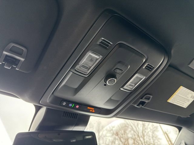 Used 2025 Chevrolet Suburban Z71 image 32