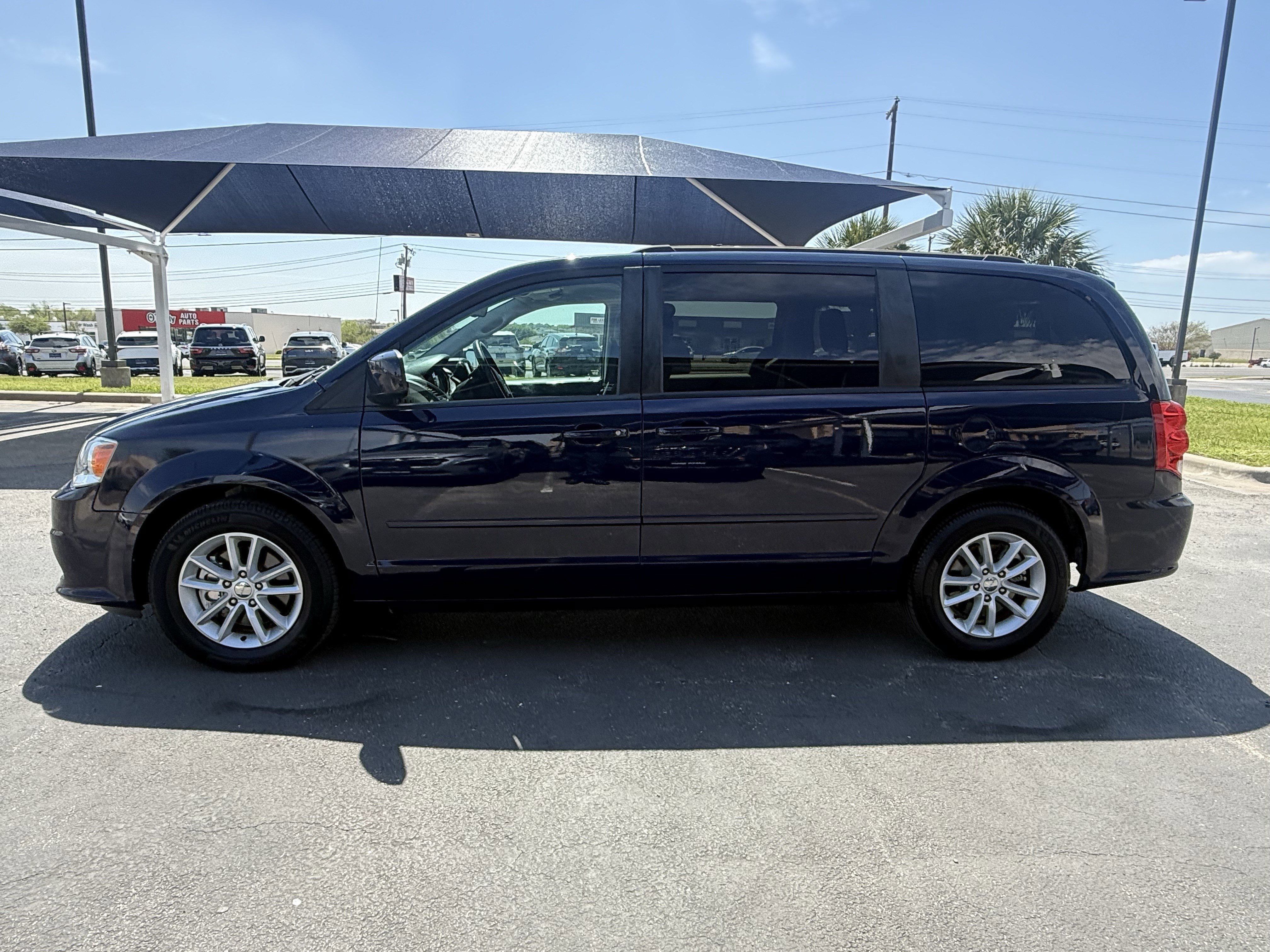 Used 2015 Dodge Grand Caravan SXT w/ UConnect Hands-Free Group image 4