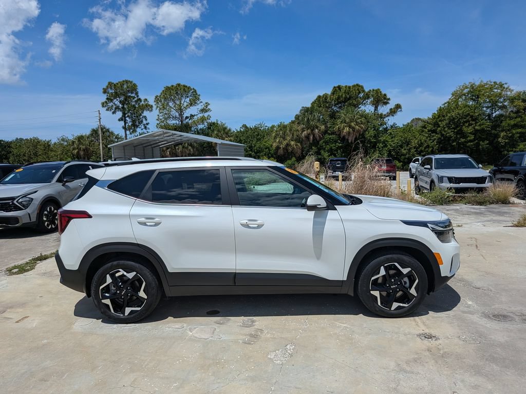 Certified 2025 Kia Seltos EX w/ EX Sunroof Package FWD image 9