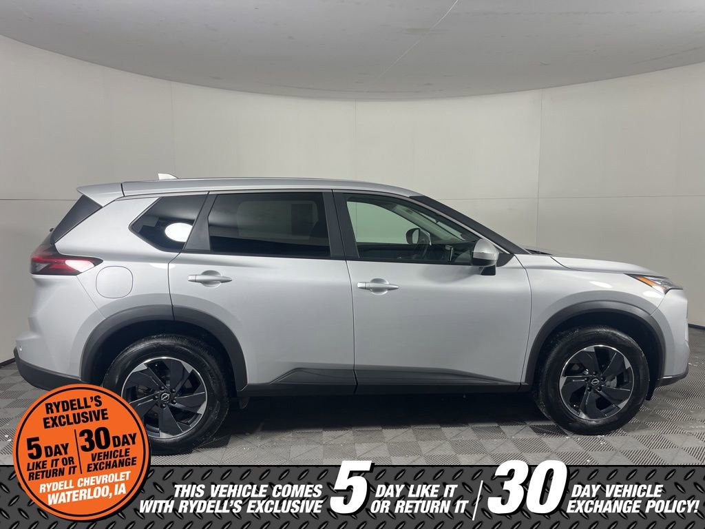 Used 2025 Nissan Rogue SV image 3