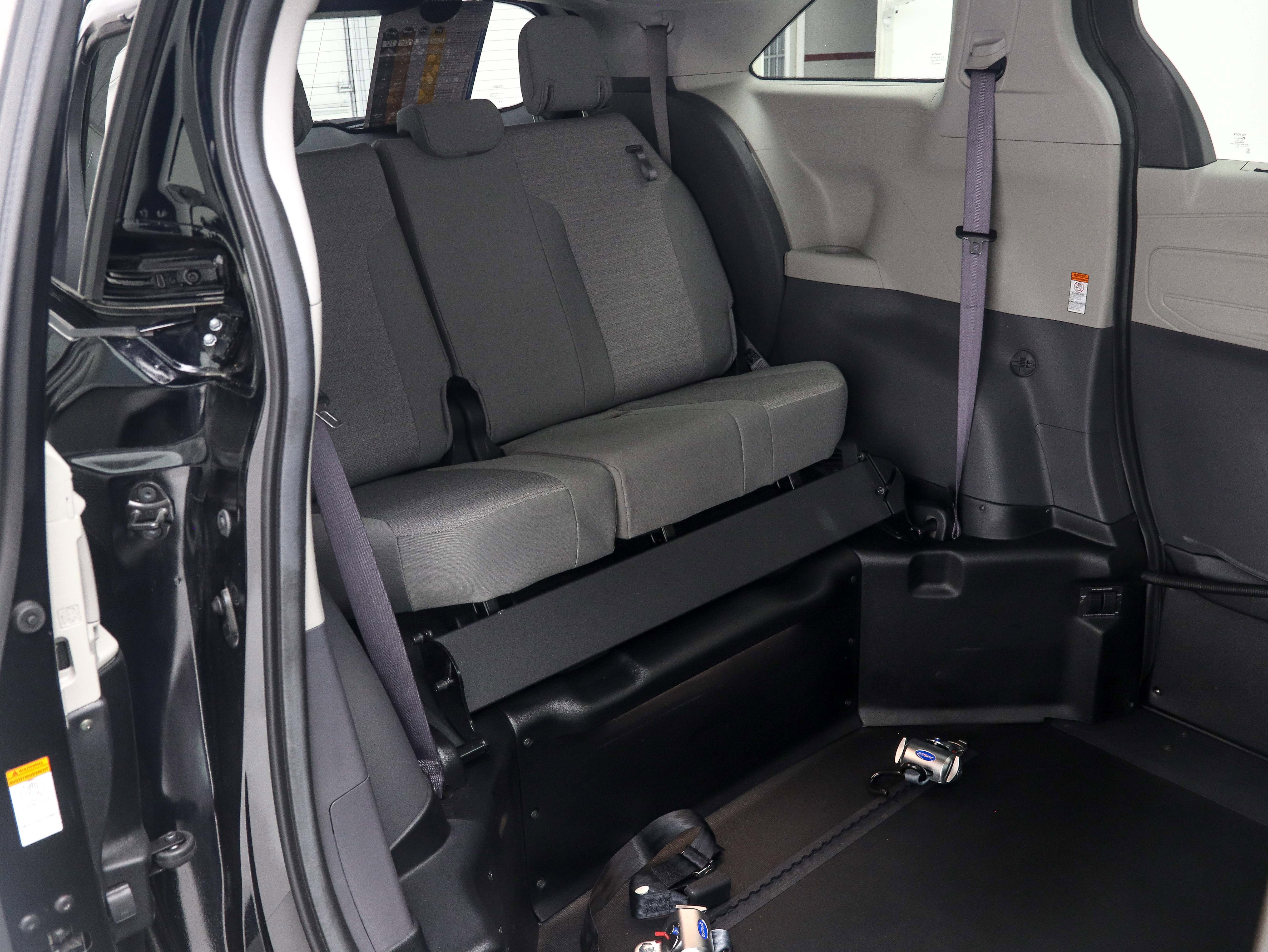 Used 2024 Toyota Sienna LE FWD image 17