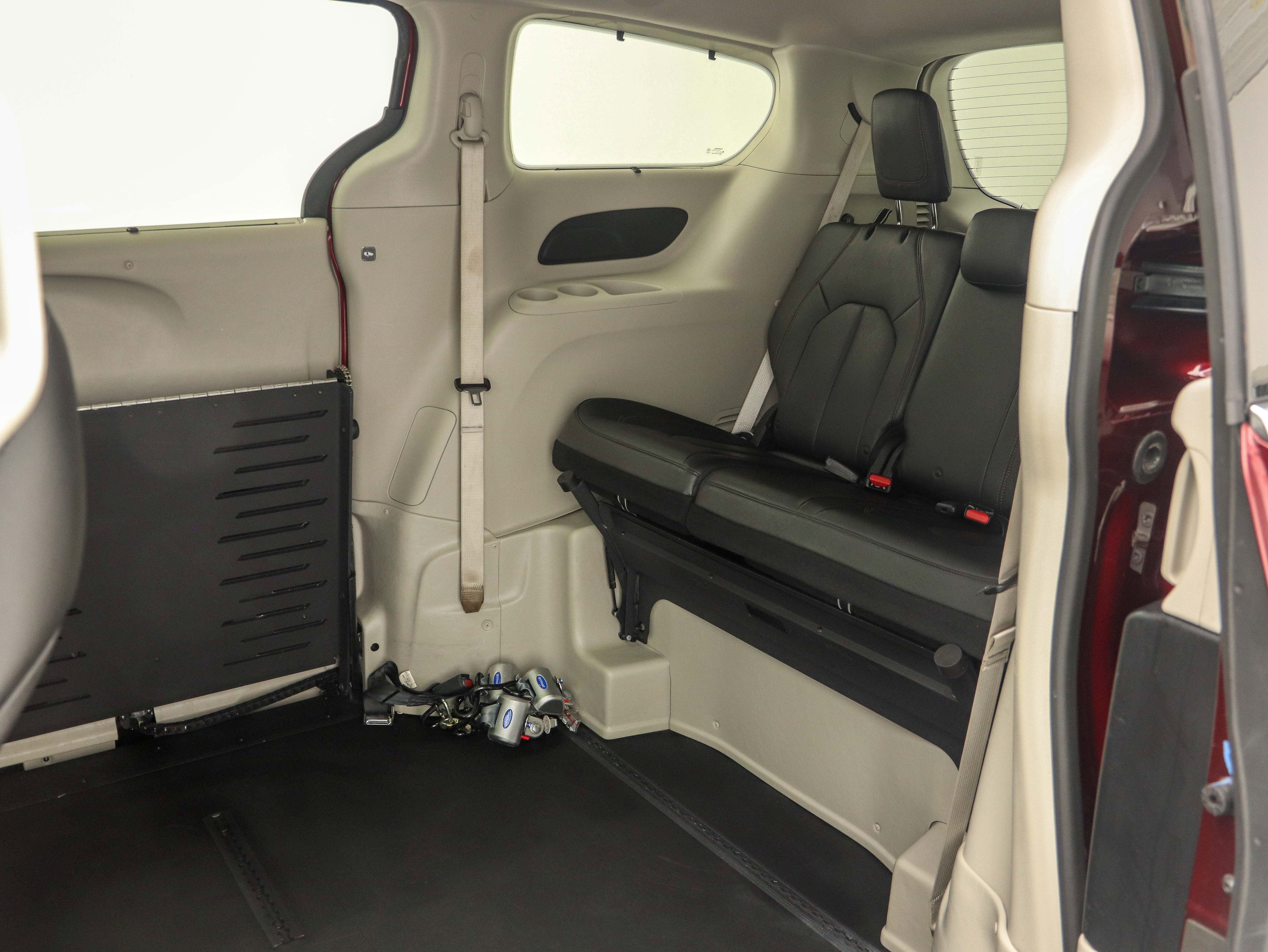 Used 2019 Chrysler Pacifica Touring-L image 20