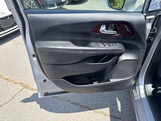 Used 2020 Chrysler Pacifica Touring-L FWD image 13