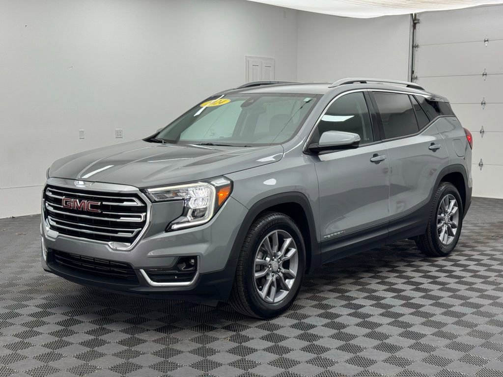 Used 2024 GMC Terrain SLT image 2