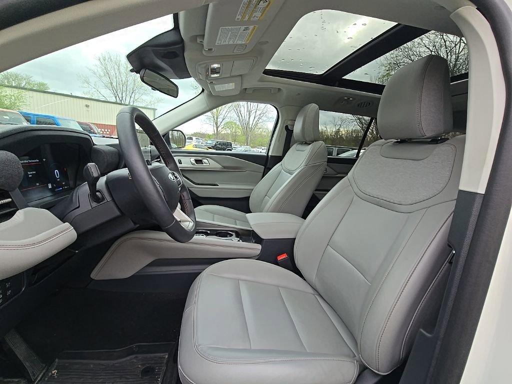 Used 2025 Ford Explorer Active w/ Active Comfort Package image 16
