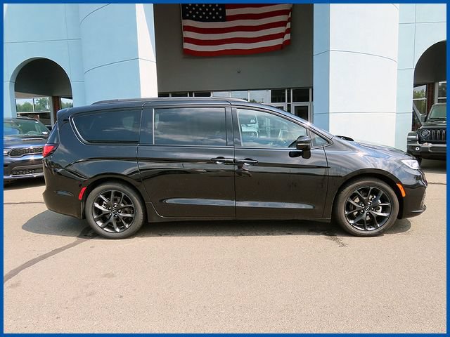 Used 2025 Chrysler Pacifica Limited FWD image 2