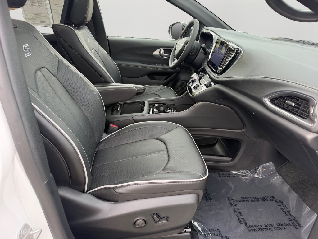 Used 2026 Chrysler Pacifica Limited w/ Uconnect Theater Family Group AWD/4WD image 8