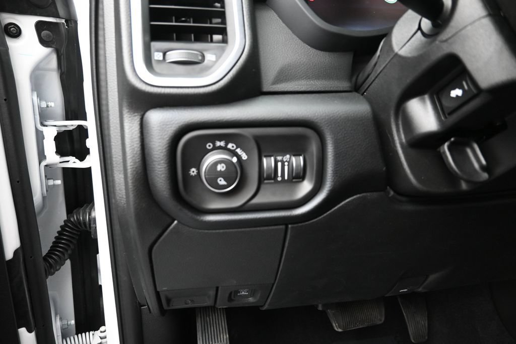 New 2026 RAM 2500 Laramie AWD/4WD image 13