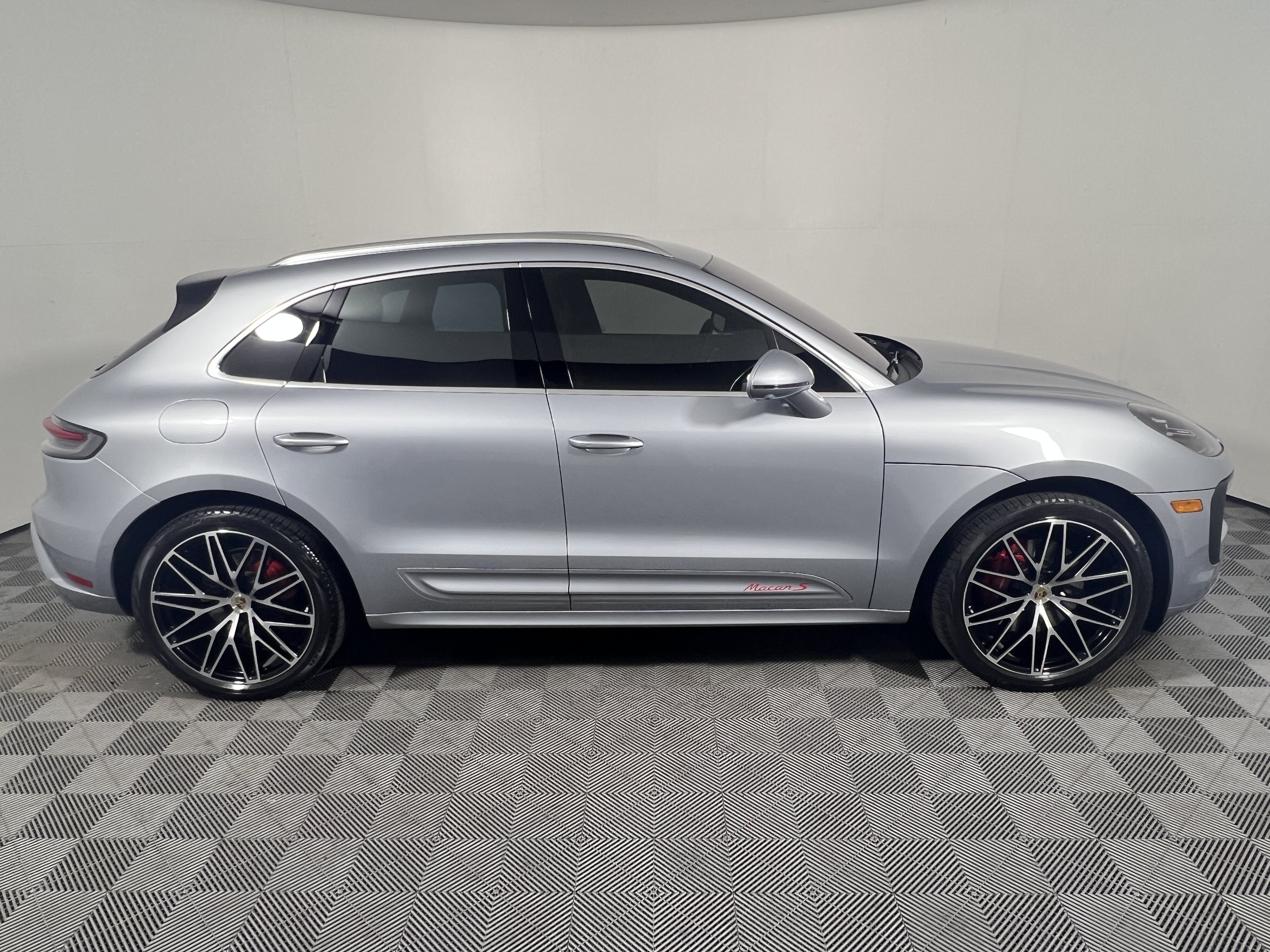 Certified 2025 Porsche Macan S AWD/4WD image 8