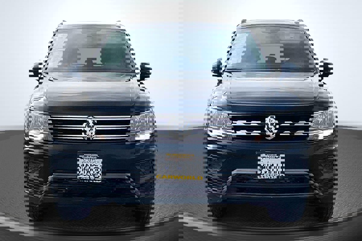 Used 2018 Volkswagen Tiguan SE w/ Panoramic Sunroof Package FWD image 3