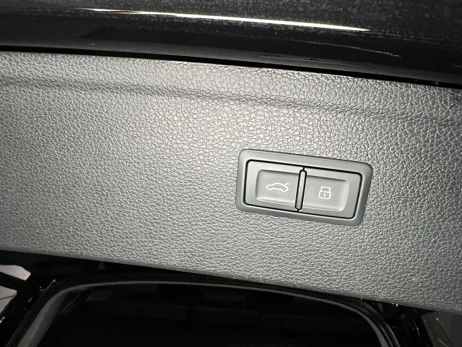 Used 2024 Audi Q5 e Premium w/ Convenience Package AWD/4WD image 17