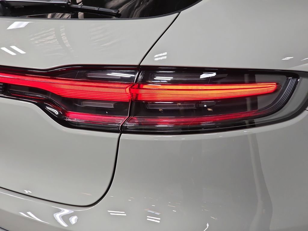 Certified 2025 Porsche Macan S AWD/4WD image 30