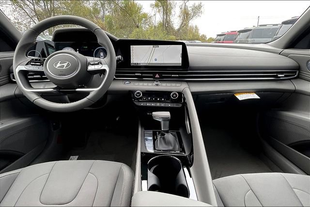 Used 2025 Hyundai Elantra SEL w/ Cargo Package image 5