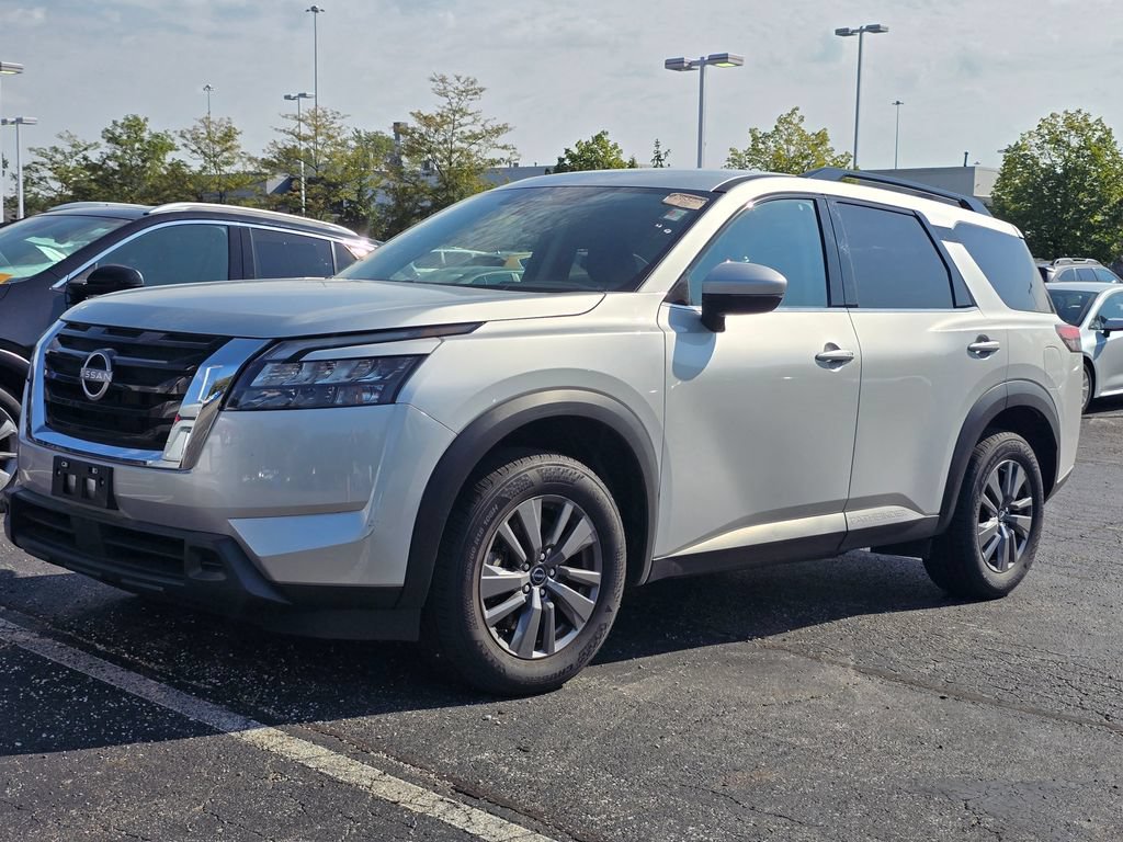 Used 2025 Nissan Pathfinder SV FWD image 3
