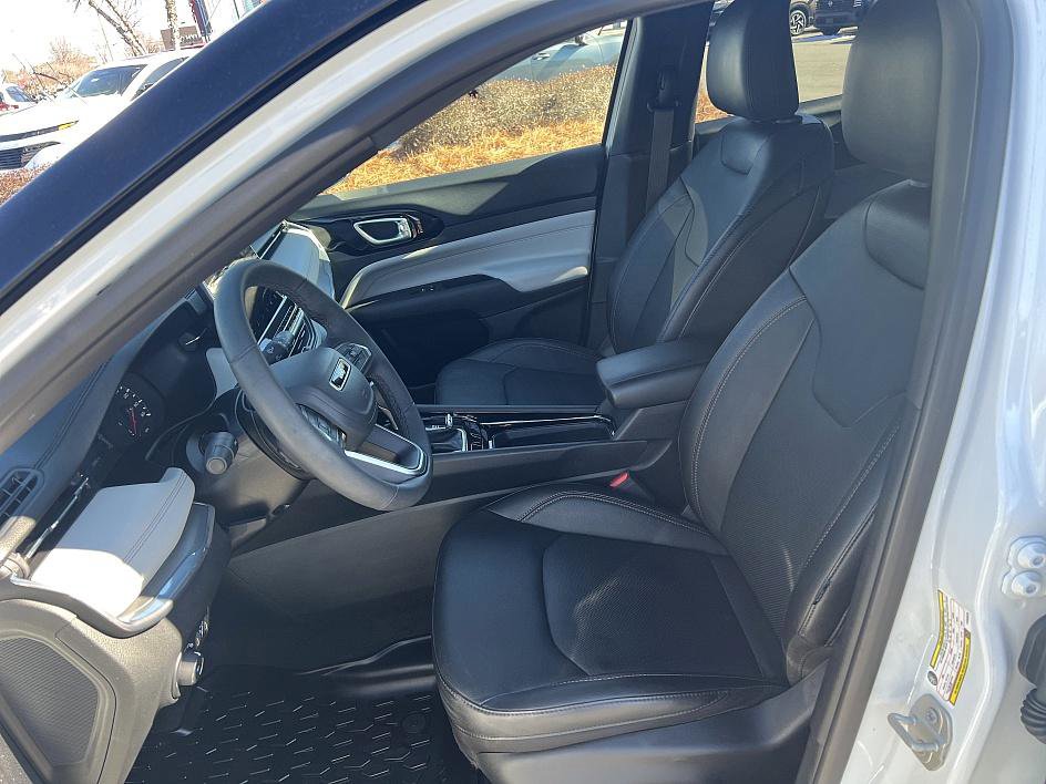 Used 2023 Jeep Compass Limited image 13