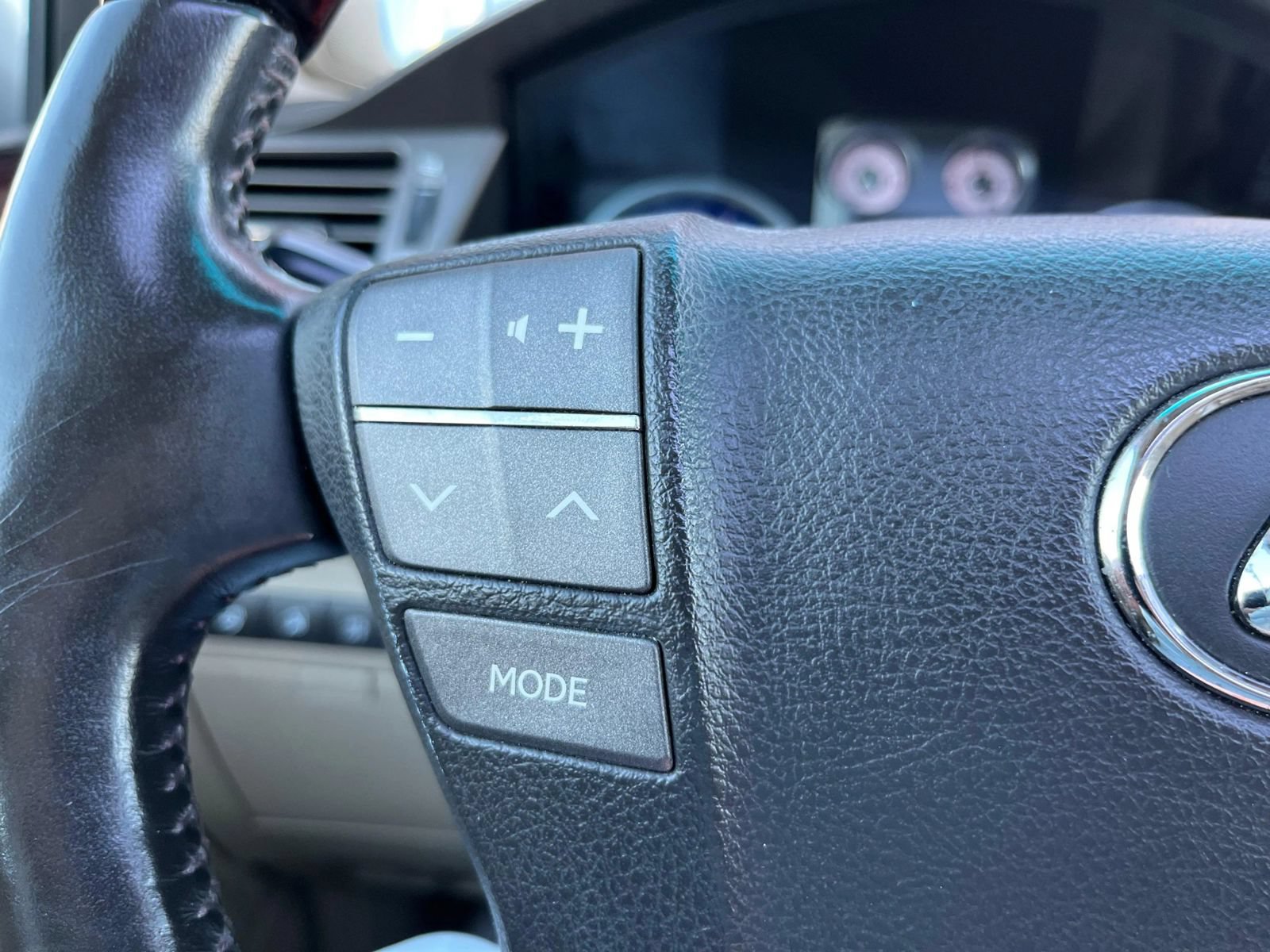Used 2011 Lexus LX 570 4WD w/ Luxury Pkg image 15