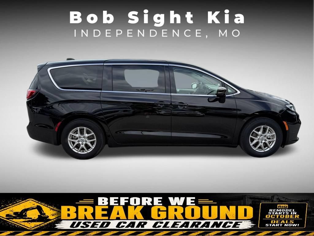 Used 2024 Chrysler Pacifica Touring-L FWD image 14
