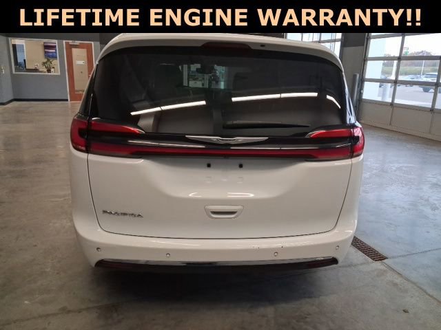 Used 2024 Chrysler Pacifica Touring-L image 7