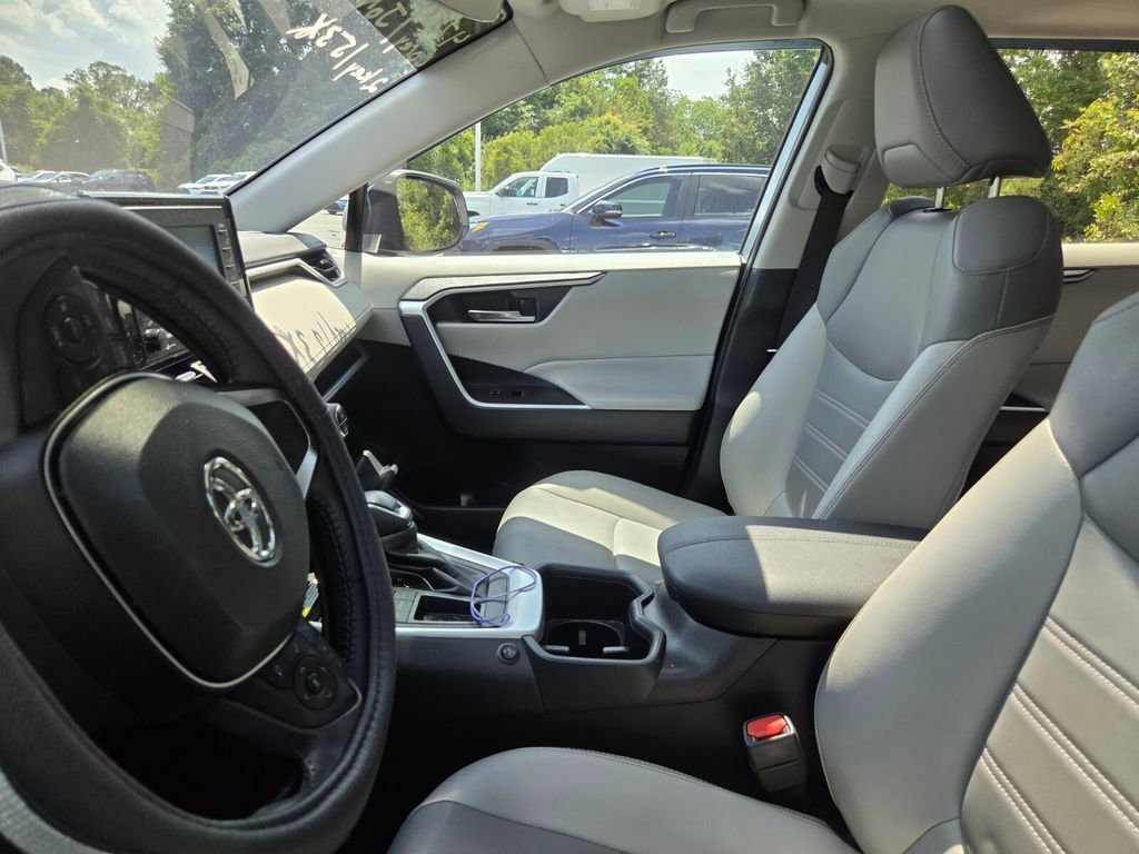 Used 2022 Toyota RAV4 XLE Premium FWD image 5