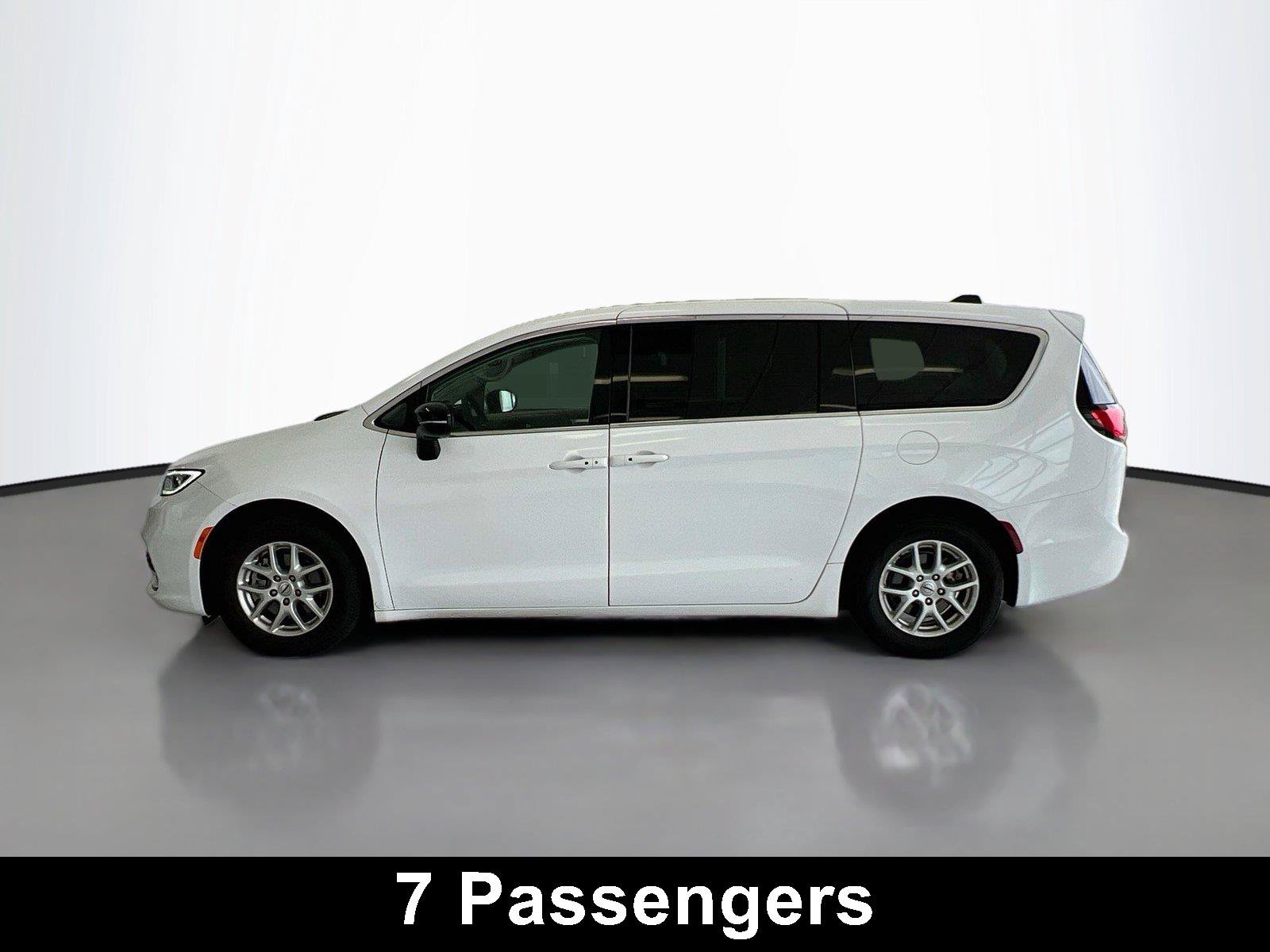 Used 2024 Chrysler Pacifica Touring-L FWD image 8